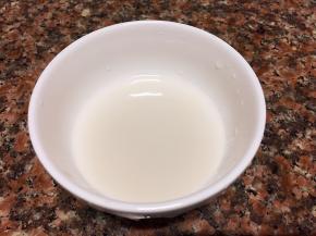 取碗加入一勺淀粉和半碗清水拌匀。