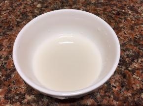 取碗加入一勺淀粉和半碗清水拌匀。