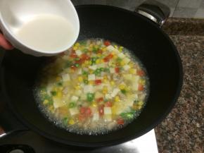 倒入水淀粉勾芡，煮开即可关火。