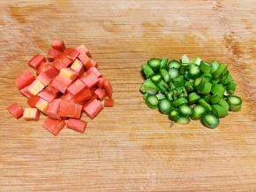 将胡萝卜切丁，芦笋切小圈。