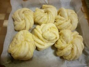 放入烤箱进行二次发酵，烤盘下边放杯开水，保温又保湿，二次发酵完成后，刷蛋液，放入预热好的烤箱180度，中层，烤30分钟