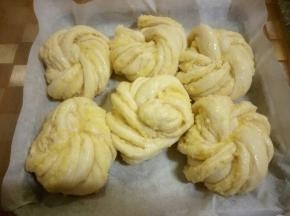 放入烤箱进行二次发酵，烤盘下边放杯开水，保温又保湿，二次发酵完成后，刷蛋液，放入预热好的烤箱180度，中层，烤30分钟