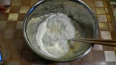 除了黄油以外，所有面团材料放入盆内，酵母放最上面