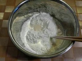 除了黄油以外，所有面团材料放入盆内，酵母放最上面