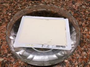 将豆腐用热水泡一下。