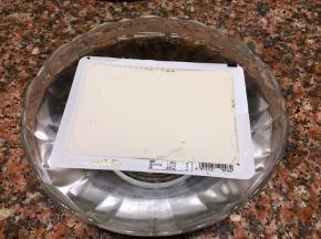 将豆腐用热水泡一下。