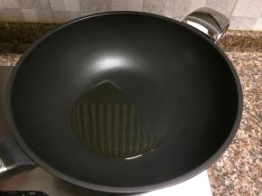 热锅倒油烧至八成热。