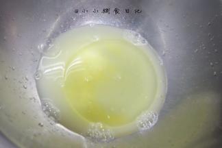 水 盐 玉米油搅拌均匀混合搅拌至发白,水油充分乳化备用，看不到油点，有点稠稠的状态，