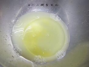 水 盐 玉米油搅拌均匀混合搅拌至发白,水油充分乳化备用，看不到油点，有点稠稠的状态，