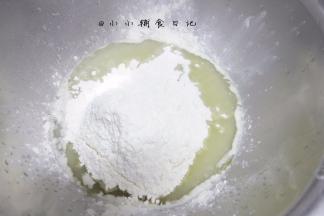 一次性加入低筋面粉混合均匀