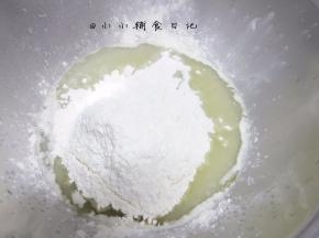 一次性加入低筋面粉混合均匀