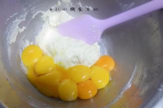 加入28g个蛋黄拌匀，后蛋法做得面糊不容易起疙瘩非常顺滑面糊成丝带般落下，我做的量比较大，因为做了其他蛋糕