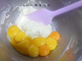 加入28g个蛋黄拌匀，后蛋法做得面糊不容易起疙瘩非常顺滑面糊成丝带般落下，我做的量比较大，因为做了其他蛋糕