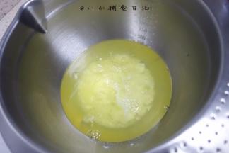 蛋白一次性加入白砂糖，