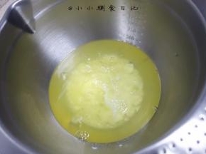 蛋白一次性加入白砂糖，