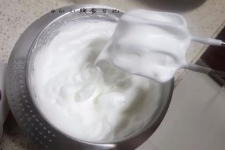 先高速打发，快打好的时候调整到中低速，边打边观察打至湿性发泡跟干性发泡之间的状态，千万别打过头哦