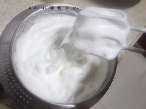 先高速打发，快打好的时候调整到中低速，边打边观察打至湿性发泡跟干性发泡之间的状态，千万别打过头哦