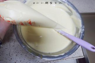 裱花袋装入面糊备用