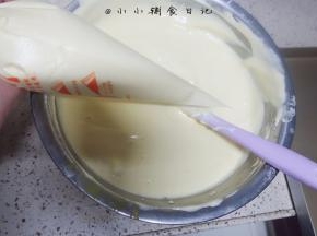 裱花袋装入面糊备用