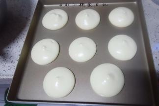 将面糊挤在不粘烤盘上