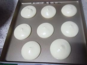 将面糊挤在不粘烤盘上