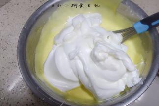 蛋黄面糊分两次加入蛋白霜翻拌均匀，是翻拌、切拌，用蛋抽的话Z字形搅拌，从底部挖上来一堆再甩掉，这里不能用搅拌器也不能打圈！！会消泡消泡消泡！