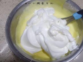 蛋黄面糊分两次加入蛋白霜翻拌均匀，是翻拌、切拌，用蛋抽的话Z字形搅拌，从底部挖上来一堆再甩掉，这里不能用搅拌器也不能打圈！！会消泡消泡消泡！