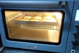 烤箱预热后放入蛋糕165度烤20分钟左右，具体时间跟温度要按自己的烤箱灵活掌握，牙签插到蛋糕中间没蛋糕带出来就是表示熟了（实际温度以自家烤箱为准)，一般蛋糕是先膨胀再回缩再烤一下就差不多熟了，多做几次就会掌握了，