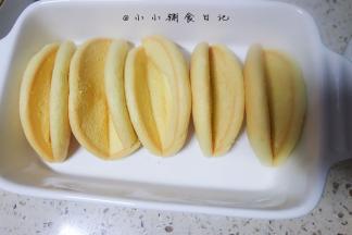 将蛋糕稍微对折一下放在盘子里先固定成型冷却