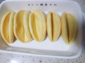 将蛋糕稍微对折一下放在盘子里先固定成型冷却