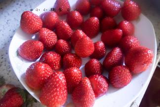 草莓洗干净切1/4块备用