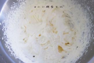 150g淡奶油+15g白糖打发至有纹路大概9分发