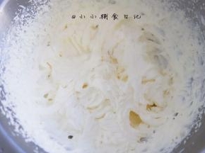 150g淡奶油+15g白糖打发至有纹路大概9分发