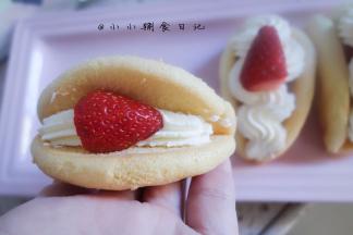 用花嘴挤 你可以选择自己喜欢的花嘴，一条奶油加一块到两块草莓