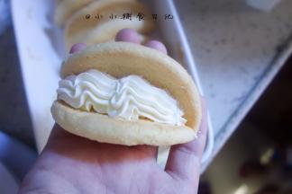 再上面挤一条奶油盖住草莓，怎么挤也看自己喜好 奶油多少也看自己喜欢