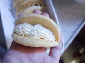 再上面挤一条奶油盖住草莓，怎么挤也看自己喜好 奶油多少也看自己喜欢