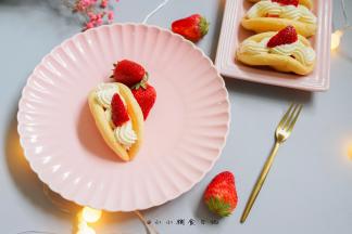 最后放上草莓装饰即可