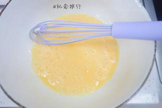 用筷子或者蛋抽z字搅拌打散