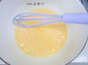 用筷子或者蛋抽z字搅拌打散