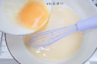 水里倒入打散的蛋液继续Z字形拌匀，最好过一下筛这样可以进一步去掉气泡