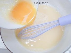 水里倒入打散的蛋液继续Z字形拌匀，最好过一下筛这样可以进一步去掉气泡