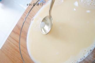 倒入盘子里静置15分钟，目的是为了让蛋液里的泡泡去掉，用勺子把蛋液的大泡都撇掉