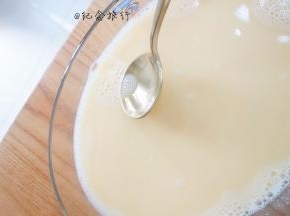 倒入盘子里静置15分钟，目的是为了让蛋液里的泡泡去掉，用勺子把蛋液的大泡都撇掉