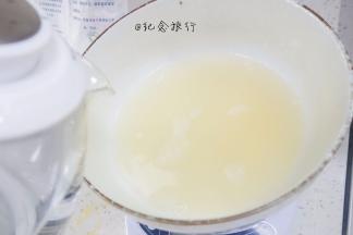 准备180g 40度左右的温水，注意不要超过40度不然你的蛋液就变蛋花汤啦