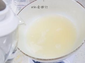 准备180g 40度左右的温水，注意不要超过40度不然你的蛋液就变蛋花汤啦