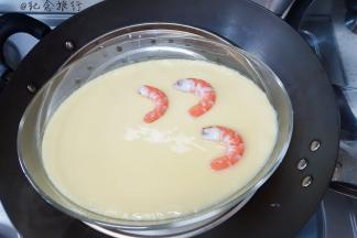 你也可以在10分钟左右鸡蛋差不多都凝固了放上虾仁继续蒸一会