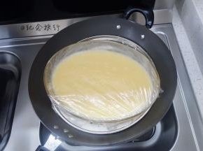 锅里水烧开放入盘子，中火蒸15分钟左右