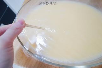 盖上保鲜膜，表面戳几个洞