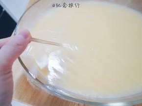 盖上保鲜膜，表面戳几个洞