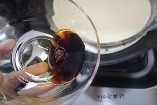 大人吃的话加入一勺蒸鱼豉油跟香油